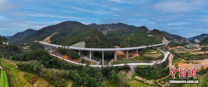 云南三条高速公路同日建成通车