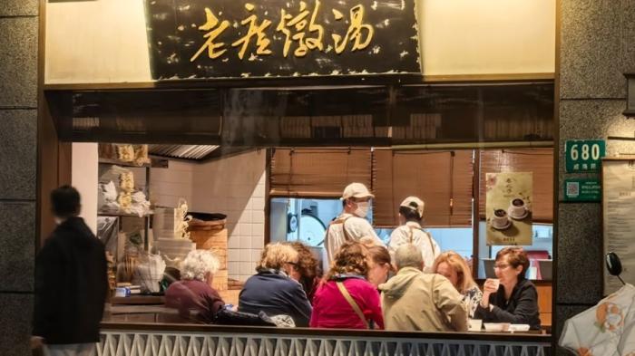 “上海定制”圈粉海外游客：入境游下一程，比拼服务“软实力”｜