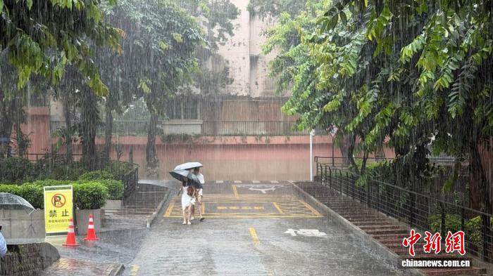 珠江流域暴雨区内发生中小河流超警洪水和山洪灾害风险较高