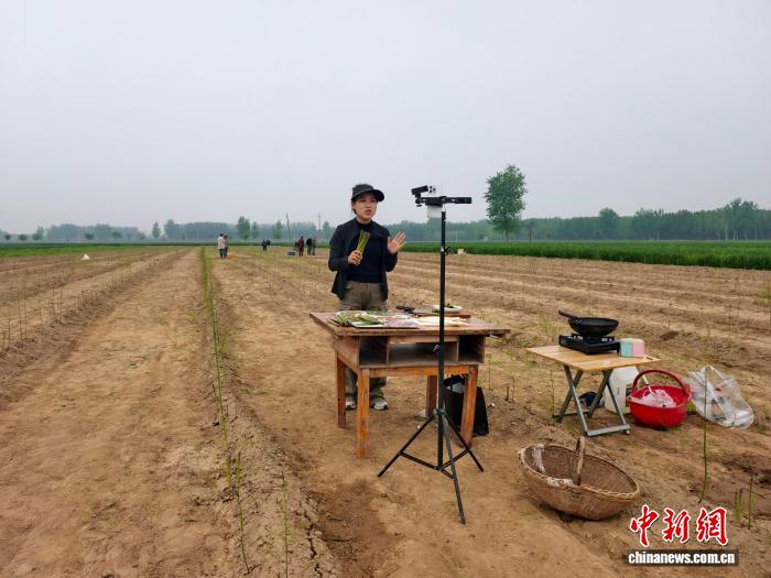 （乡村行·看振兴）“00后”兄妹返乡创业 直播间里打造“黄金