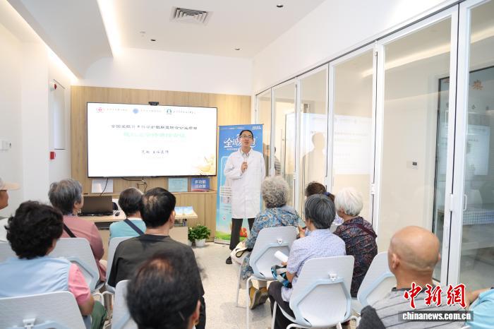 科学护眼联盟联合行动首站 专家示范“20-20-20”护眼法