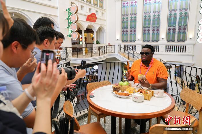 从“想回家”到“搭座桥”：尼日利亚籍博主在中国成家立业