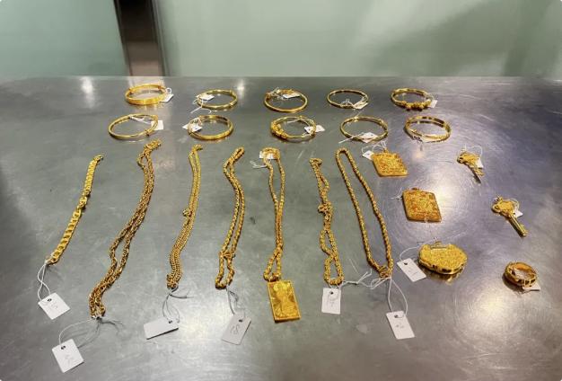 大连周水子机场海关查获旅客违规携带黄金制品623.85克