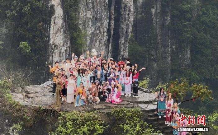 各族同胞盛装送亲 湖南湘西德夯峡谷上演民俗盛典