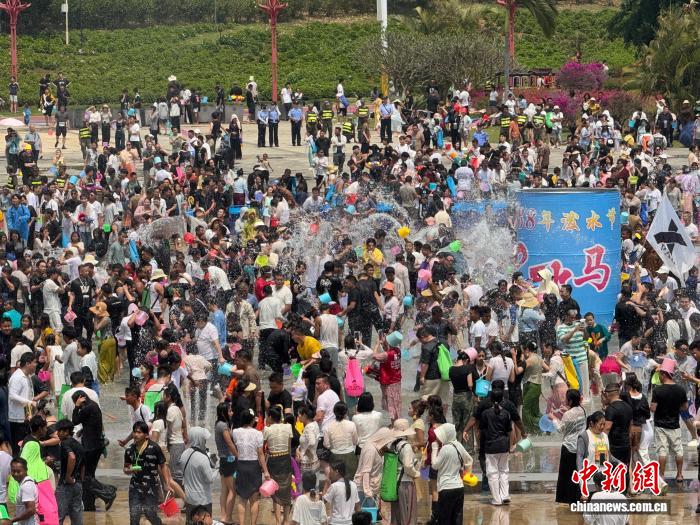 云南临沧：泼水节“水花”激起流量 科技点亮文旅新图景