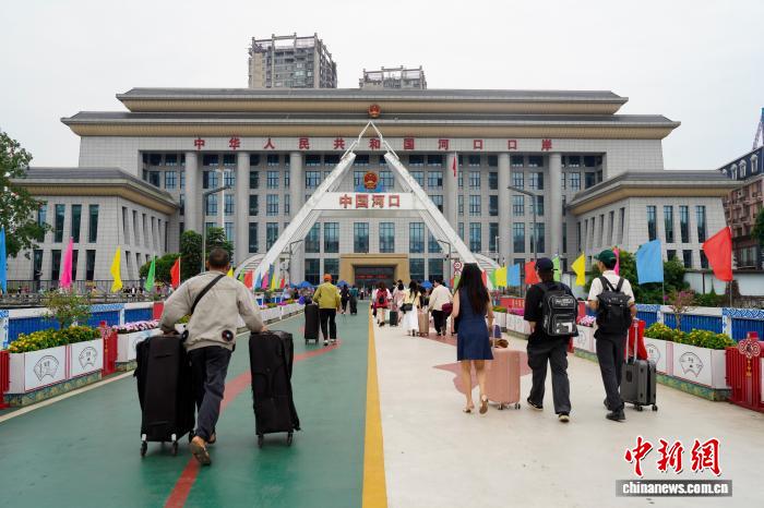 中越边境河口口岸今年出入境旅客