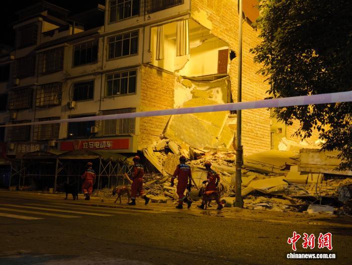 广西柳州市地震区域搜救出最后1名被困人员 生命体征平稳