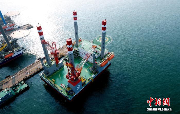 中国首座海上移动式多功能措施平台在山东青岛交付