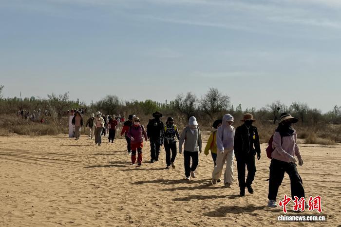 宁夏兴庆大漠黄河徒步大会启幕 千余人乐享春日文旅健身行