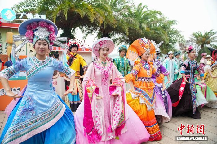 山歌传情机器人热舞 广西“三月三”变身“潮玩盛宴”