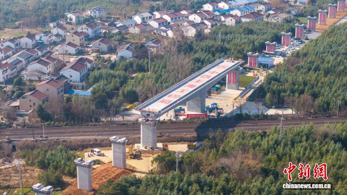 沪宁合高铁南京特大桥建设取得新