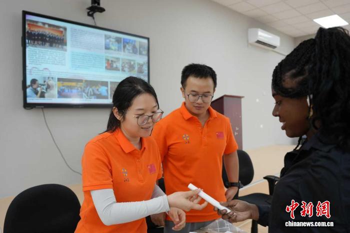 银针牵起中圭情 援圭中国医疗队走进高校