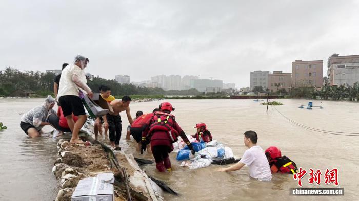 持续强降雨袭击 广东累计转移群