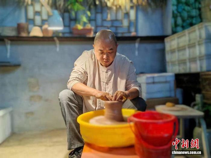 桂林釉陶：千年泥火“釉”绘山水扬帆出海