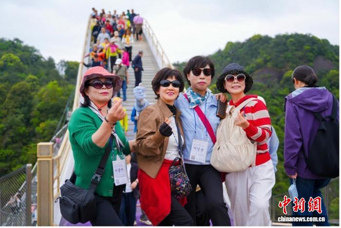 浙江仙居：中韩登山爱好者共赴山