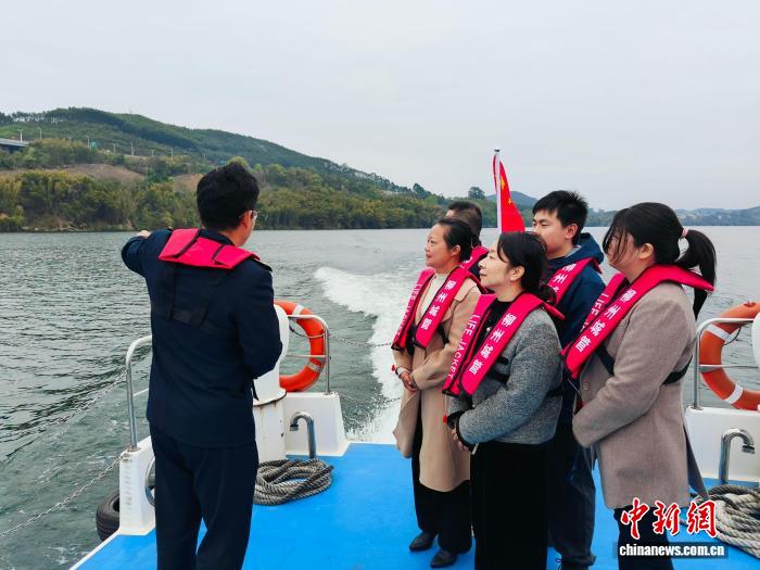 广西柳州市邀民众登执法船了解护