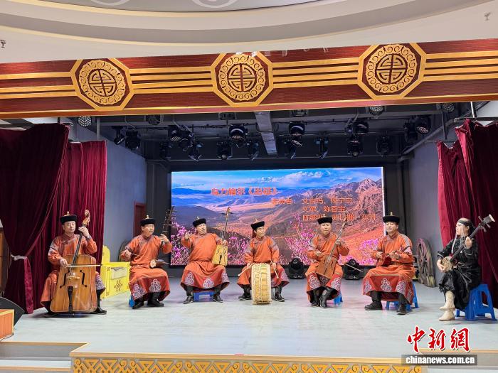 （文化中国行）风载牧吟琴音里 草原说唱叙史诗