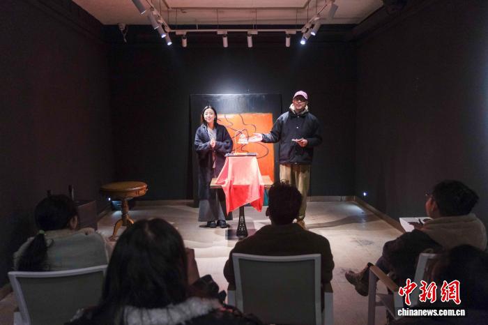 拉萨青年举办前任物品拍卖会 行为艺术演绎特殊的告别