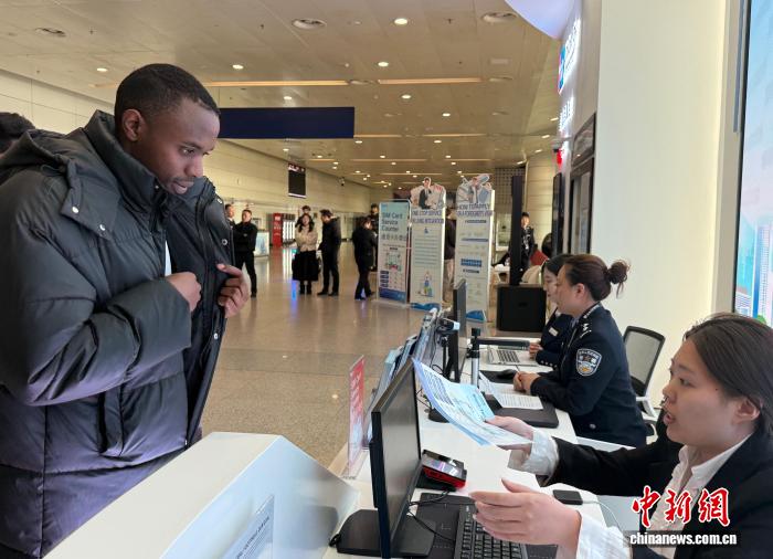 长春机场“吉便利”窗口启用 中外旅客享“极便利”