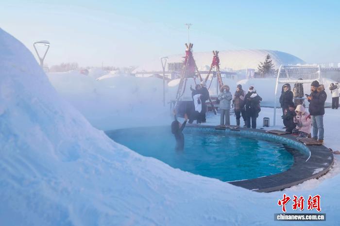 哈尔滨冰雪大世界“大寒不寒”：游客泡温泉、涮火锅