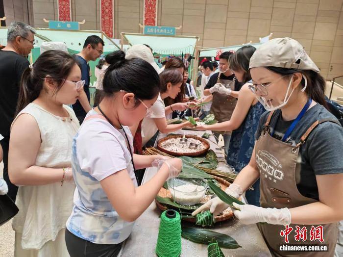 非遗馆里飘粽香 国潮端午市集忙