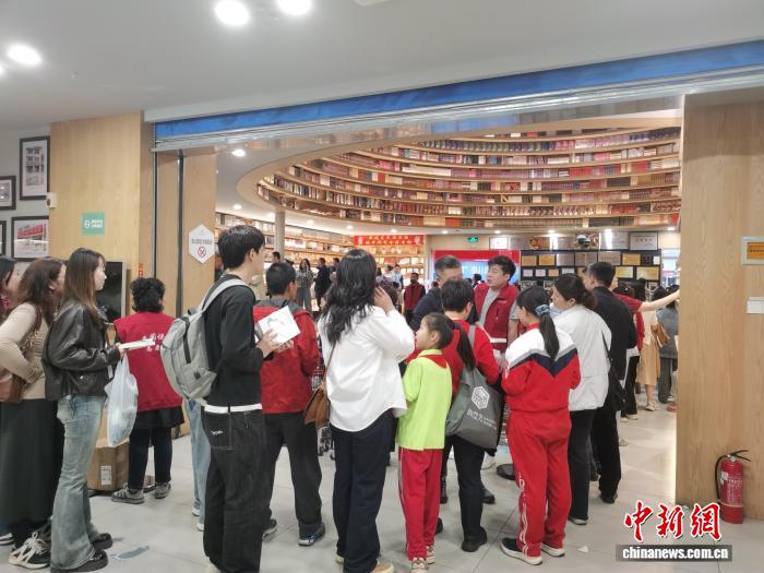 世界读书日前夕话读书：放下手机，拿起书