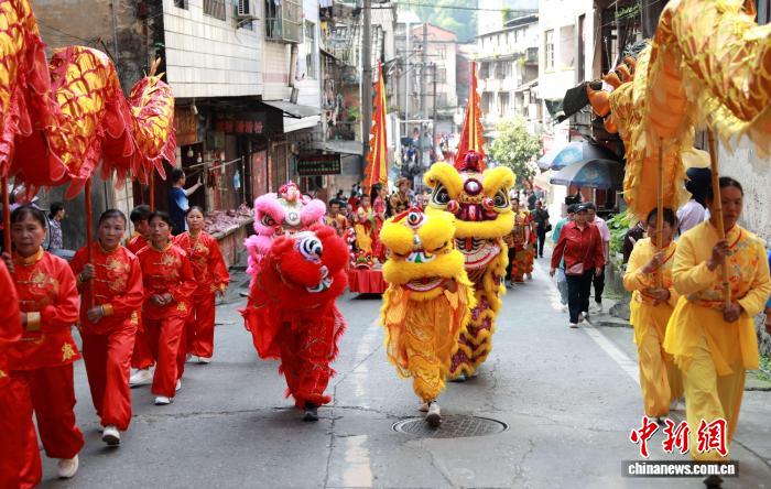 广西三江：燃情抢花炮 欢度“三月三”