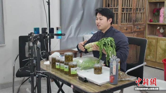 安徽宿州：“和美乡村直播间”卖菜也“评理”