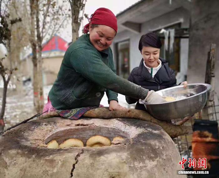 新疆民众追忆贺娇龙：好人虽离去，好事存世间