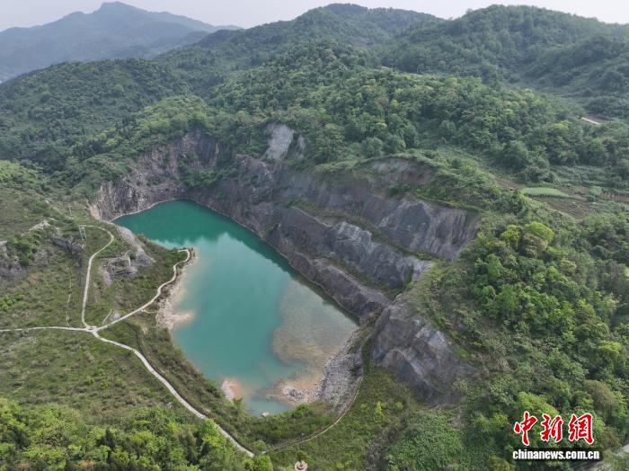 重庆明月山废弃矿坑“重生”记：“工业伤疤”长出春天