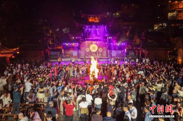 第十三届湘西摸泥狂欢季启幕  