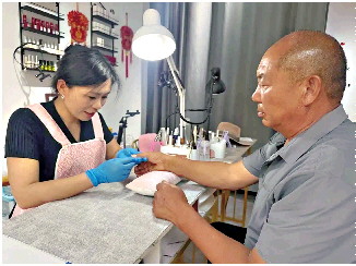 美甲店免费为老人做“摘豆角美甲
