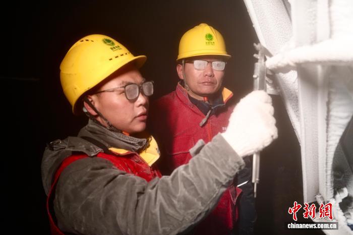 湖南各地积极应对低温雨雪冰冻天气