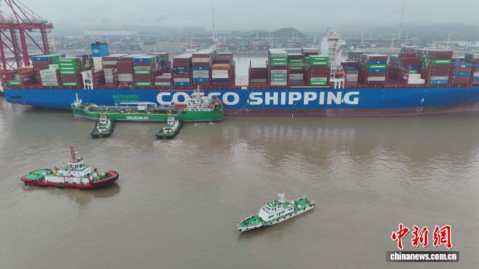 浙江省首单船对船绿色甲醇加注在宁波舟山港圆满完成