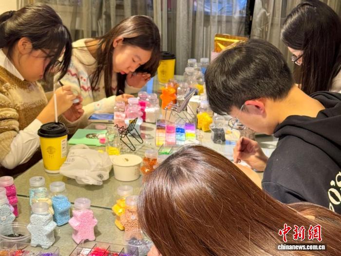 拼豆“丰容”青春 年轻人解锁治