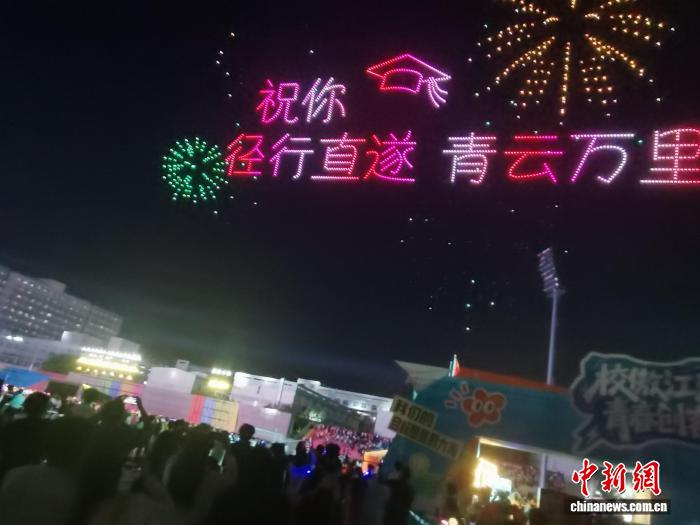 内蒙古包头：毕业典礼变“就业直通车”