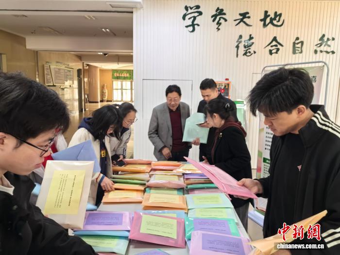 象牙塔内的阅读图景：高校图书馆