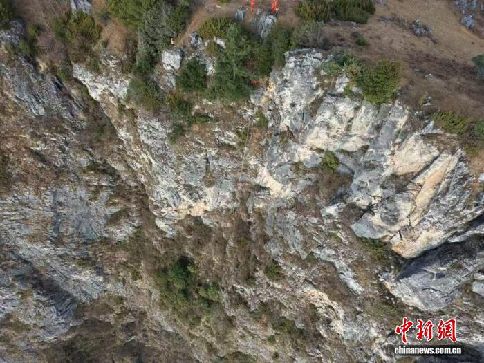 云南翼装飞行者被困悬崖 警方“空地一体”5小时成功救援