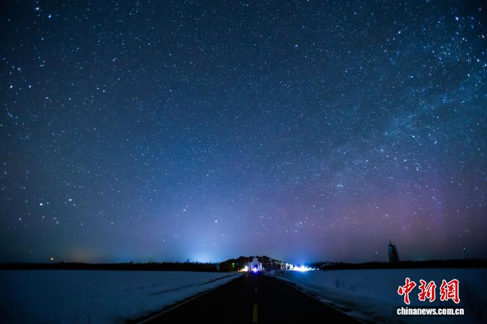 “中国第一龙乡”嘉荫上演春日极光美景