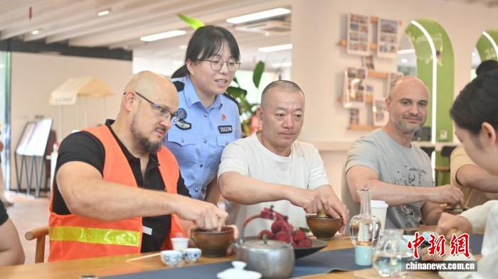 国际海员在浙江宁波沉浸式体验中国文化