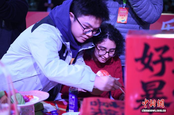 法国留学生合肥过新春 沉浸式体验年夜饭里的团圆