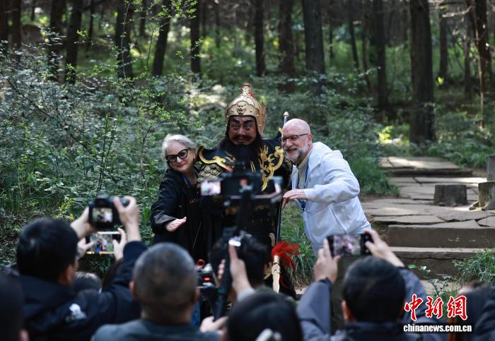 中美学者在四川感受“活着的历史”