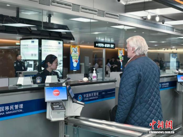 （新春走基层）春节假期上海虹桥国际机场口岸客流高位运行 外籍