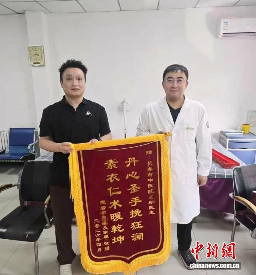 长春医生“以叉代针”万米高空两度救治发病老人