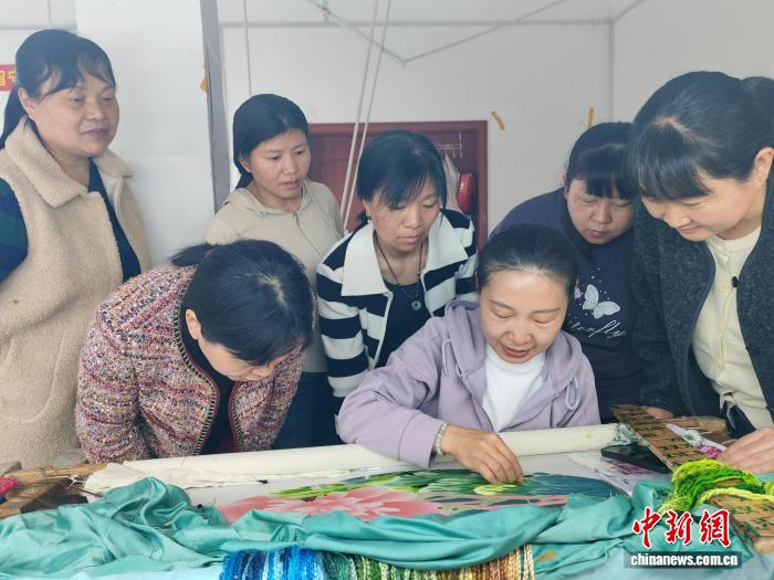 汴绣艺术家周会娟：一针一线绘就共富“锦绣图”