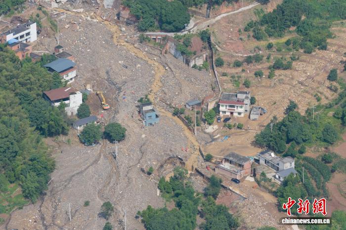 重庆永川山洪现场：粗木横亘河道 救援队地毯式搜救