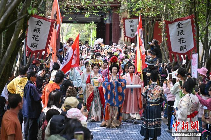 汉服游走俏中国“春日经济”