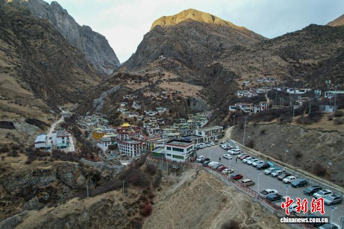 （走进中国乡村）西藏德仲：民众农闲泡温泉享冬日惬意时光