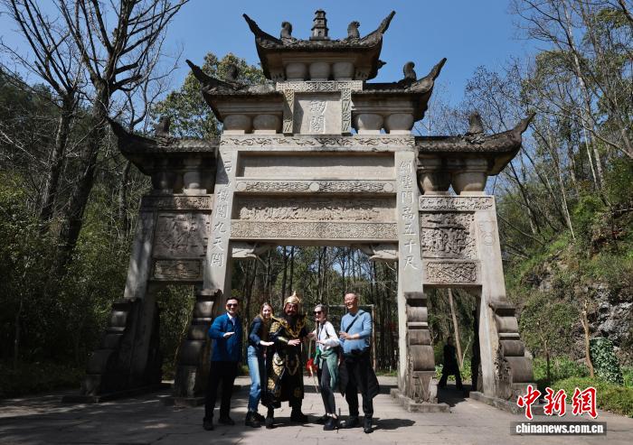 中美学者走进剑门关 三国文化跨