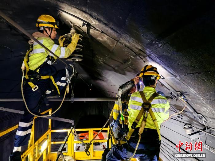 （新春走基层）大瑶山隧道里的“美容师”